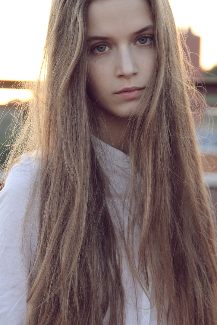 Фото худенькой девушки с длинными влажными волосами
